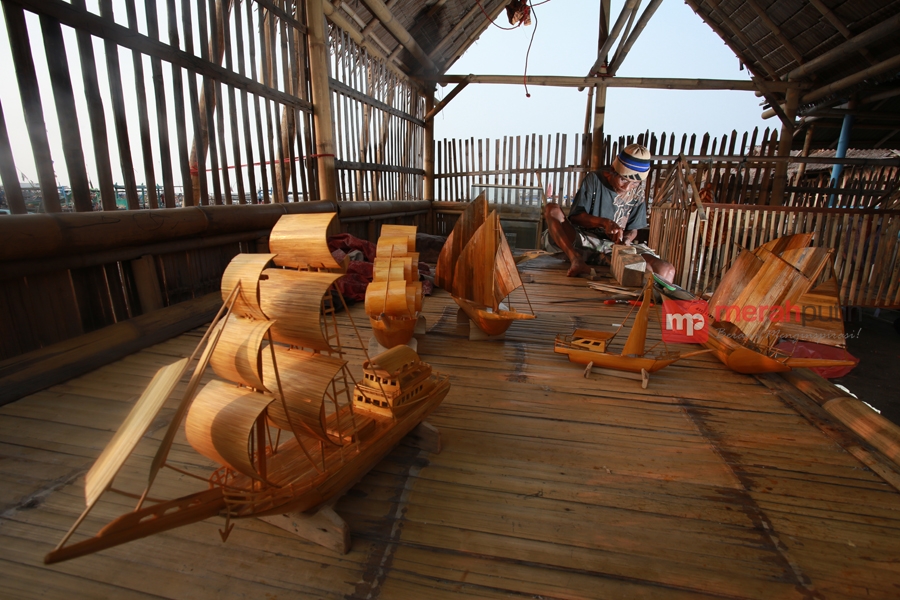 Miniatur Perahu Tradisional dari Bambu