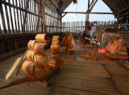 Miniatur Perahu Tradisional dari Bambu