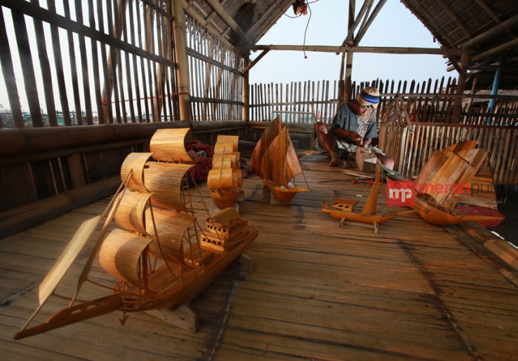 Miniatur Perahu Tradisional dari Bambu