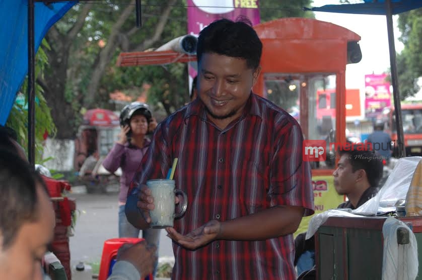 Kisah Pantang Menyerah Pedagang Es Gosrok