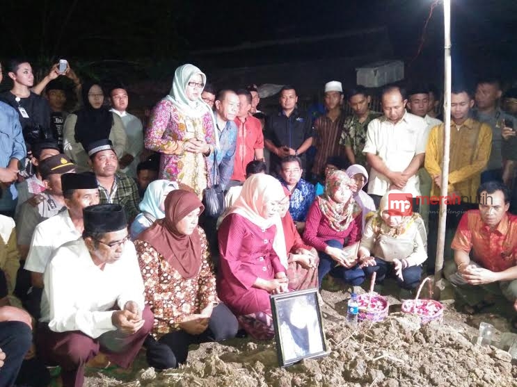 Menteri Khofifah Ziarahi Makam EF di Serang