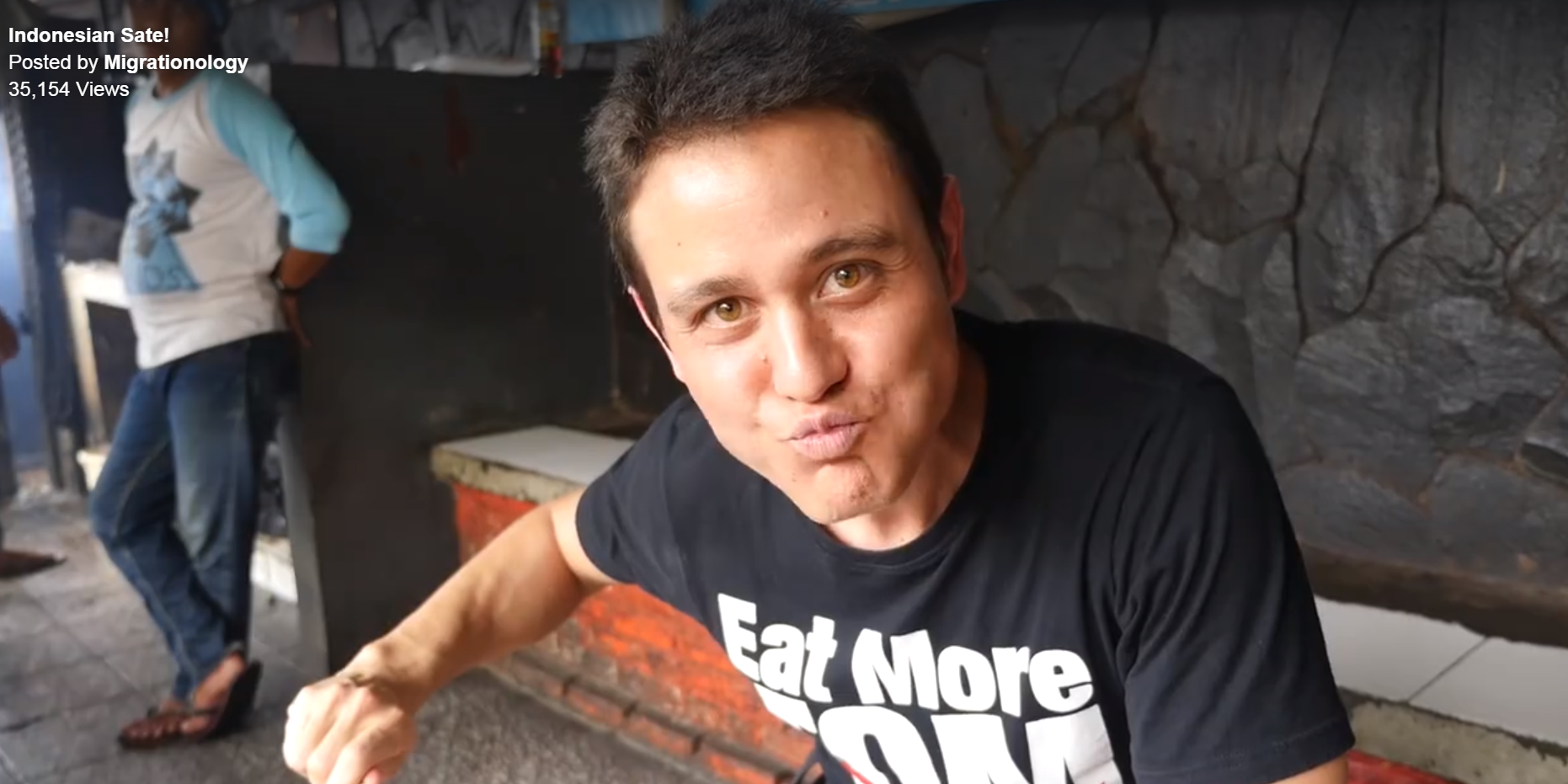 Ekspresi Lucu Saat Bule Makan Sate Madura