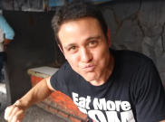 Ekspresi Lucu Saat Bule Makan Sate Madura
