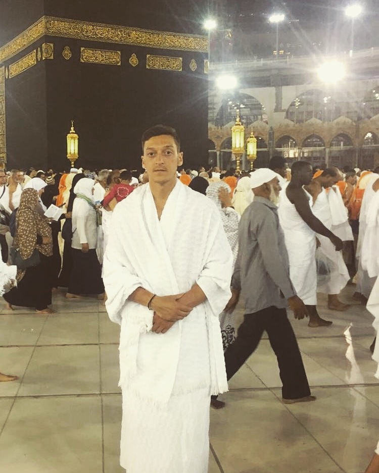 Saat Mesut Ozil Ibadah Umrah, Bikin Adem