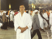 Saat Mesut Ozil Ibadah Umrah, Bikin Adem