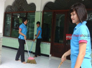 Jelang Ramadan, Polwan Cantik Bersihkan Masjid