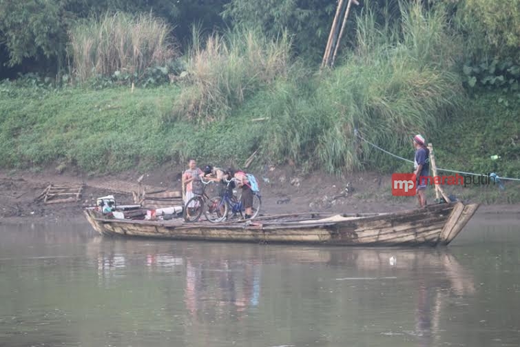 Kurangnya Fasilitas, Warga Solo Masih Gunakan Getek Untuk Menyebrang
