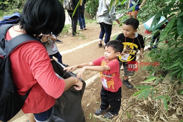 Wow! Puluhan Anak Kecil Bersih-bersih Sungai Ciliwung