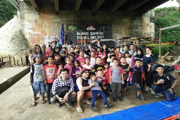 Pedidikan Mahal, Bawa Yuniar Cs Ajari Anak Didik di Bawah Kolong Jembatan