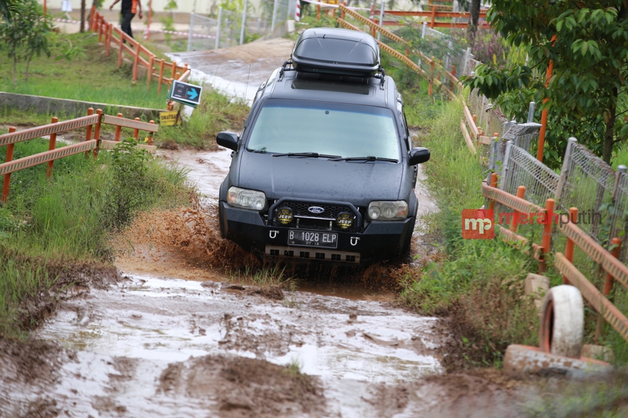 Ratusan SUV Jajal Trek Offroad JSI Megamendung