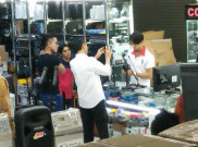 Saat Presiden Jokowi dan Kaesang Belanja Elektronik di Mangga Dua