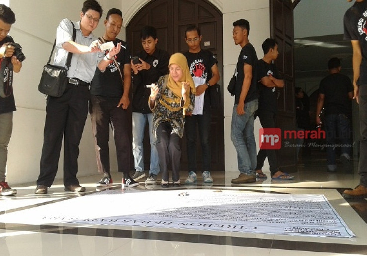 Masyarakat Tolak Bongkar Muat Batu Bara di Pelabuhan Cirebon