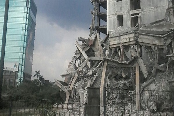 Rapuh, 'Gedung Hantu' di Tangerang Selatan Runtuh