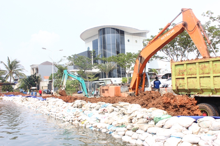 Tanggul Sementara Pantai Mutiara Hanya Bertahan Tiga Bulan