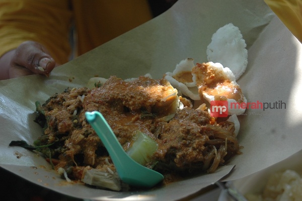 Rasakan Sensasi Kriuk-kriuk Pedas Rujak Kerupuk Khas Cirebon