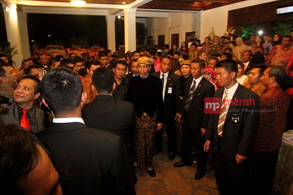 Hadiri Pernikahan Keponakan, Jokowi Gagah Kenakan Beskap  