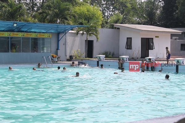 Padusan, Kolam Renang Tirtomoyo Solo Dipenuhi Pengunjung