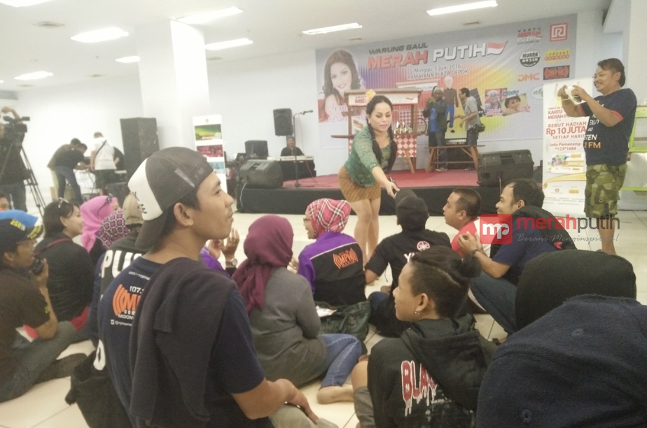 Penampilan Super Emak, Gegerkan Pengunjung Plaza Depok