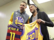 Neymar dan Stephen Curry Tukaran Kostum 