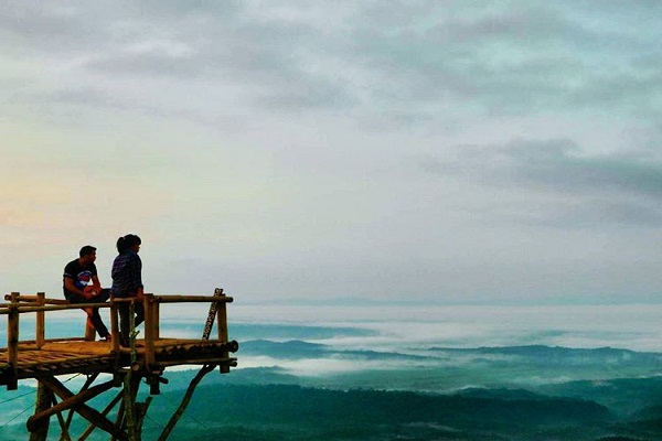 Nikmati Jembatan Atas Awan di Puncak Sendaren Purbalingga