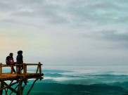 Nikmati Jembatan Atas Awan di Puncak Sendaren Purbalingga