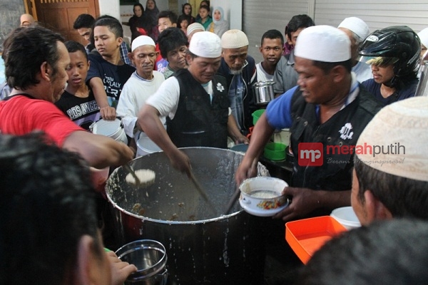 Makan Bubur Banjar Samin Bikin Tubuh Jadi Hangat