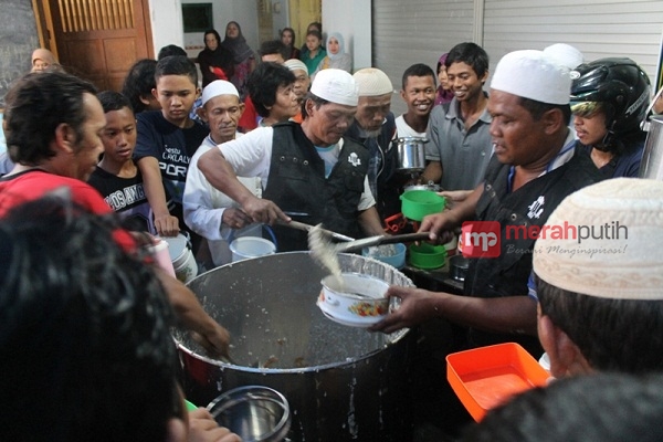 Selama Ramadan, Masjid Ini Sediakan Ribuan Bubur Banjar Setiap Hari