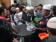  Selama Ramadan, Masjid Ini Sediakan Ribuan Bubur Banjar Setiap Hari