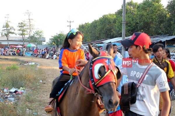 Ngabuburit Seru Warga Cirebon dengan Berkuda