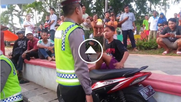 Lucu, Bocah Ini Ngotot Tak Mau Ditilang Polisi