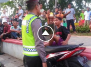 Lucu, Bocah Ini Ngotot Tak Mau Ditilang Polisi