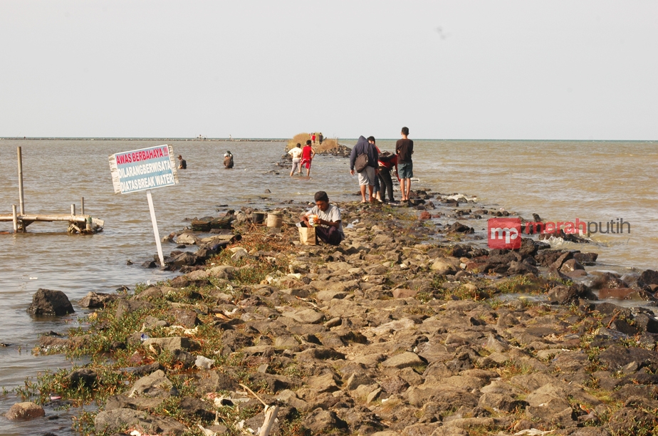 Pantai Kejawanan Cirebon