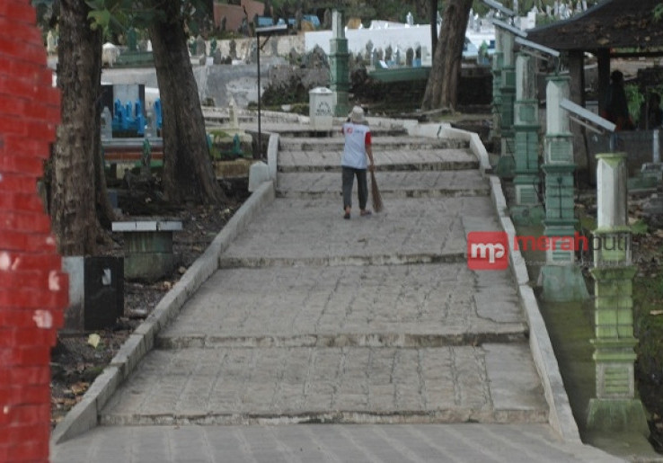 Wisata Religi ke Makam Syekh Datuk Kahfi di Cirebon