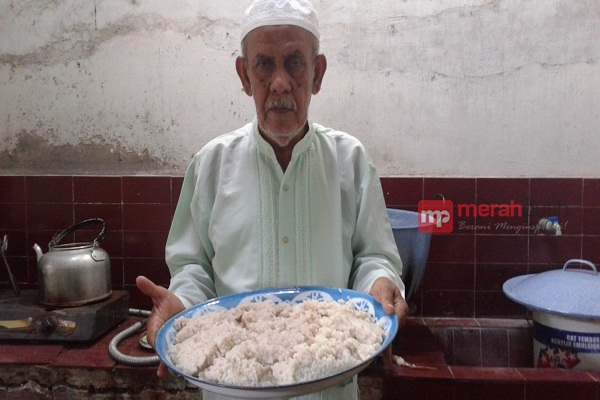 Nikmatnya Bubur Harisa Menu Buka Puasa Gratis di Cirebon