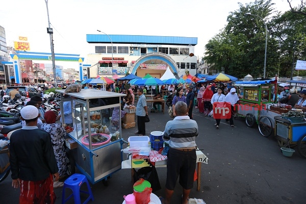 Pemburu Takjil Menyemut di Pasar Lama Tangerang