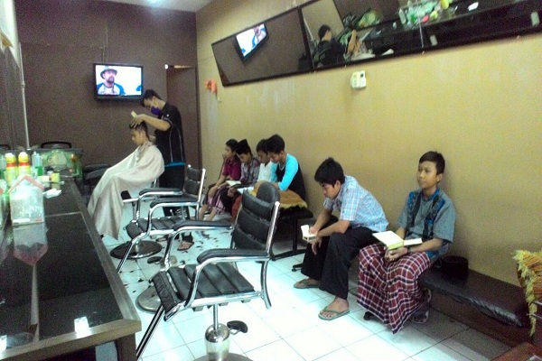 Mau Cukur Gratis? Yuk, Baca Alquran di Raihan Barbershop