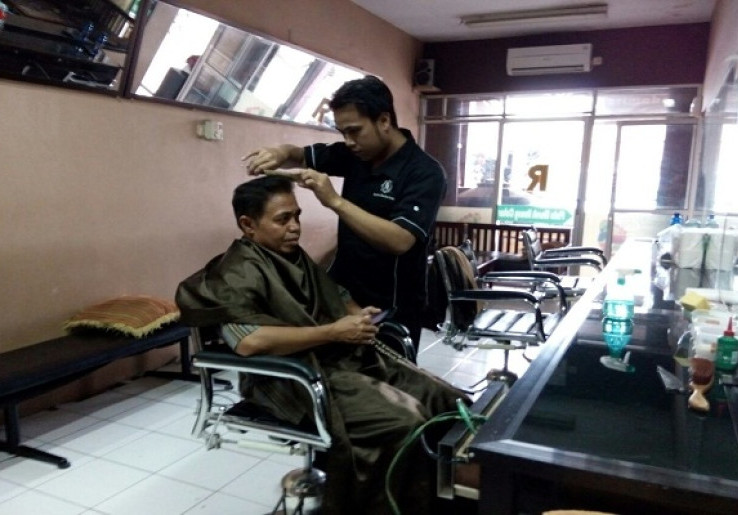 Pangkas Rambut Bayaran Baca Alquran Diapresiasi Presiden PKS