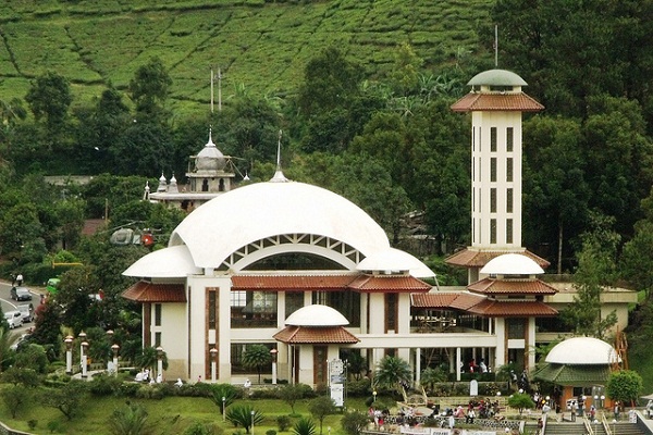 Sejenak Segarkan Diri di Masjid Attaawun Puncak