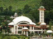 Sejenak Segarkan Diri di Masjid Attaawun Puncak