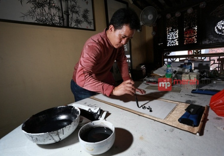 Kaligrafi Cina Edy Widianta Dihargai hingga Rp1 Miliar