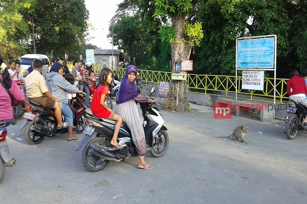 Ngabuburit Asyik Bareng Kera di Makam Sunan Kalijaga