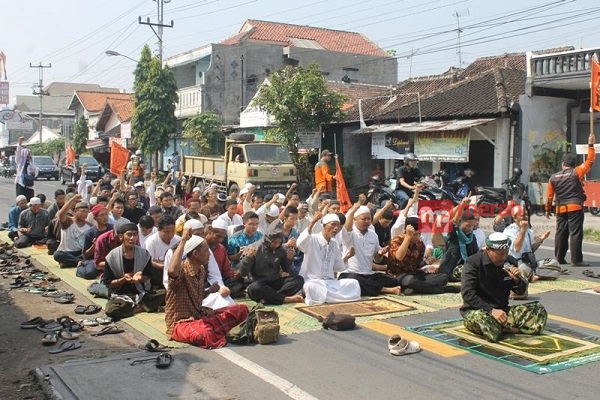 Tolak Penerapan SSA, Warga Laweyan Solo Salat dan Doa di Badan Jalan