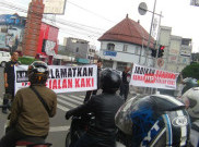 Sosialisasi Gerakan Bandung Disiplin Bagikan Takjil di Jalan