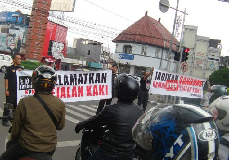 Sosialisasi Gerakan Bandung Disiplin Bagikan Takjil di Jalan
