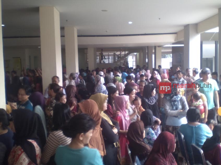 Sembako Gratis untuk Warga Rusunawa Jatinegara Barat