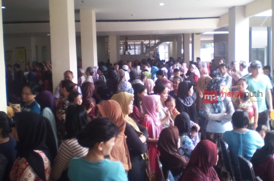 Warga Rusun Jatinegara Barat Bahagia Dapat Sembako Gratis