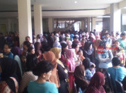 Warga Rusun Jatinegara Barat Bahagia Dapat Sembako Gratis