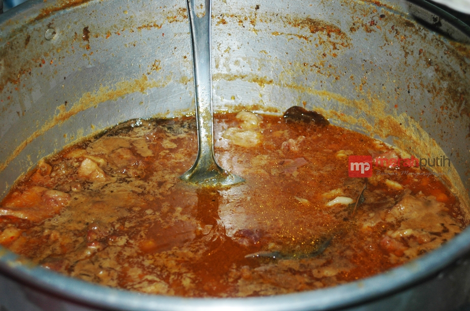 Makan Sahur Mantap di Sego Koyor Bu Parman