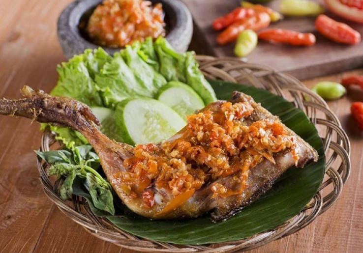 Rahasia Ayam Goreng Rempah Sambal Karmila di Bandung