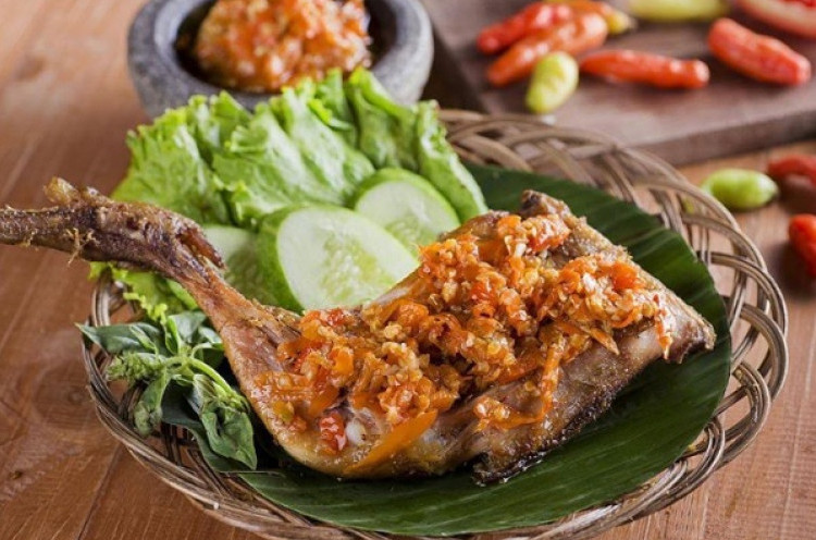 Rahasia Ayam Goreng Rempah Sambal Karmila di Bandung